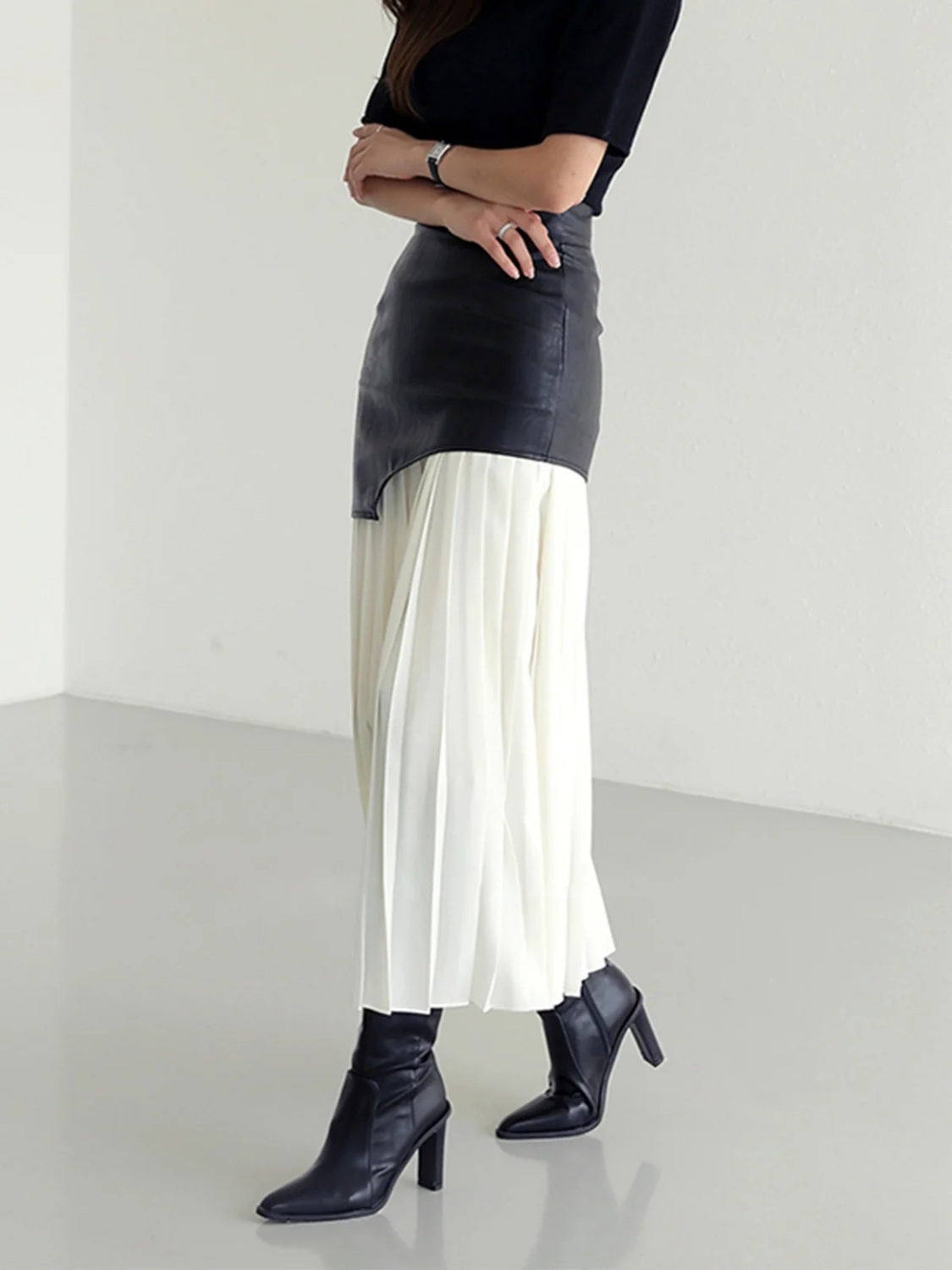 Pleated Contrast High Rise Skirt